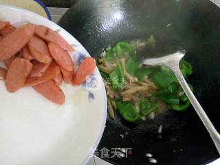 榨菜炒青椒火腿肠的做法步骤：13