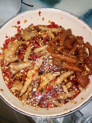 酸辣鸡爪的做法步骤：1