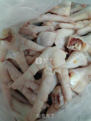泡椒鸡爪的做法步骤：1