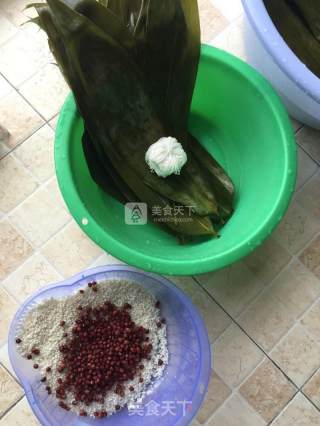 红豆粽子的做法步骤：1