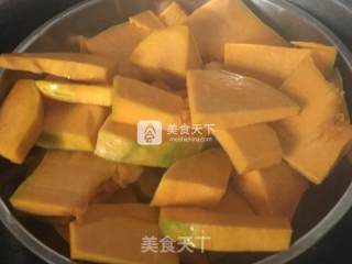 南瓜馒头--金灿灿的刀切馒头的做法步骤：1