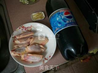 可乐鸡翅的做法步骤：1