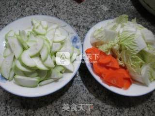 白菜炒长瓜的做法步骤：1