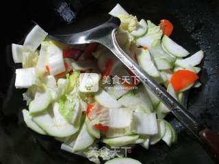 白菜炒长瓜的做法步骤：3