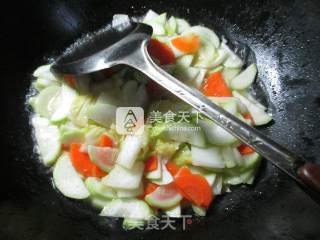 白菜炒长瓜的做法步骤：5