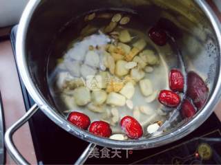 泥鳅栗子汤的做法步骤：6