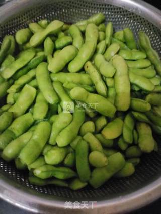 水煮话梅毛豆的做法步骤：1