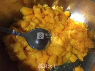 芒果小蛋糕~可以吃到果肉的简易快手蛋糕的做法步骤：2