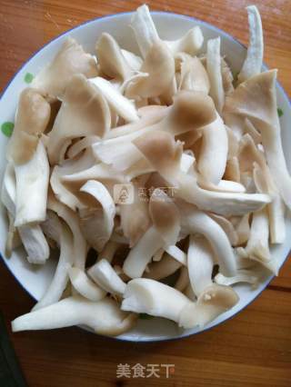 椒盐菇的做法步骤：1