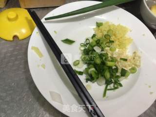 剁椒鱼头的做法步骤：1