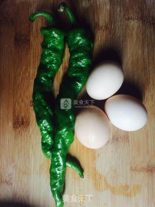 青椒煎蛋的做法步骤：1