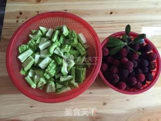 冰糖杨梅苦瓜的做法步骤：2