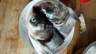 无水剁椒鱼头（珐琅锅版）的做法步骤：1