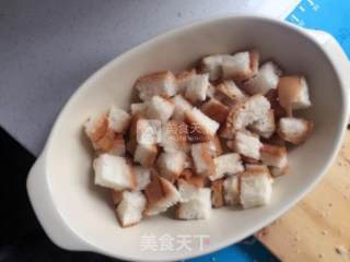 吐司鸡蛋火腿焗饭的做法步骤：1