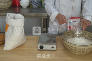饸饹面的做法“图解”压饸饹的做法步骤：2