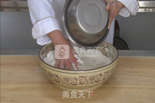 饸饹面的做法“图解”压饸饹的做法步骤：3