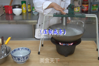 饸饹面的做法“图解”压饸饹的做法步骤：7