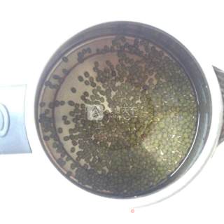 自发绿豆芽的做法步骤：2