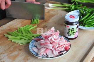 香菇酱小炒肉的做法步骤：2