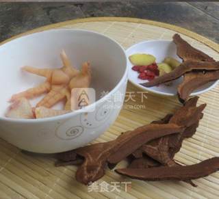 三高吃什么好-灵芝枸杞凤爪汤的做法步骤：1