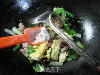 咸肉小白菜炒鸡蛋的做法步骤：8