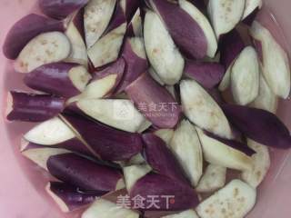 鱼香茄子的做法步骤：1