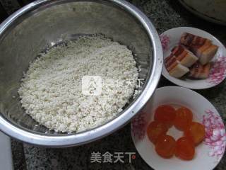 腊肉咸蛋黄糯米粽的做法步骤：1