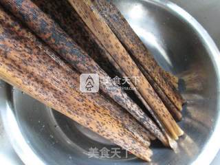 腊肉咸蛋黄糯米粽的做法步骤：2