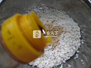 腊肉咸蛋黄糯米粽的做法步骤：3