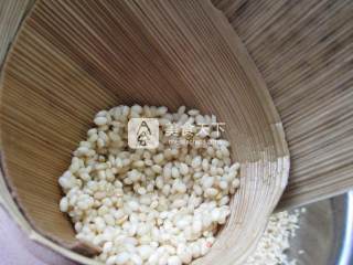 腊肉咸蛋黄糯米粽的做法步骤：6