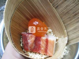 腊肉咸蛋黄糯米粽的做法步骤：7