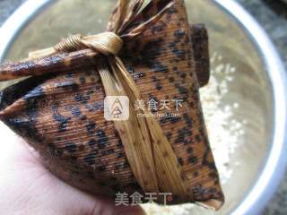 腊肉咸蛋黄糯米粽的做法步骤：9