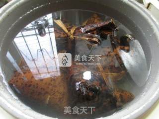 腊肉咸蛋黄糯米粽的做法步骤：10