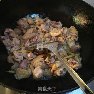 生炒小公鸡的做法步骤：5