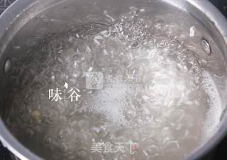 止咳川贝雪梨粥的做法步骤：3