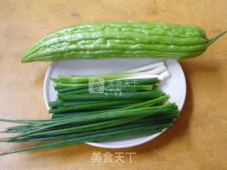 豆豉炒苦瓜的做法步骤：1