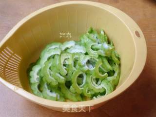 豆豉炒苦瓜的做法步骤：2