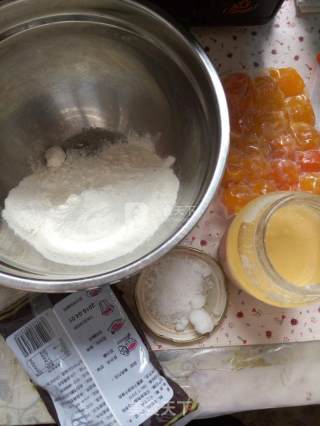 蛋黄酥的做法步骤：1