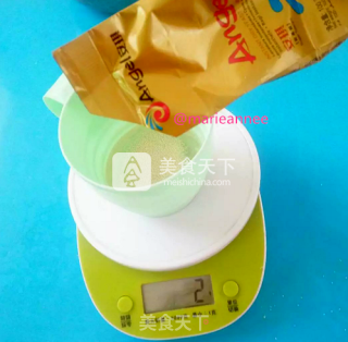 手工揉面豆沙花朵面包的做法步骤：2