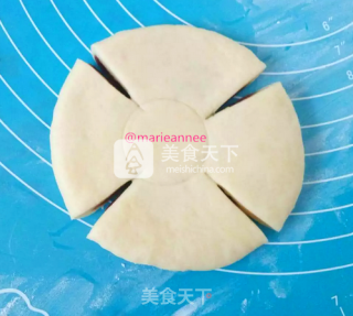 手工揉面豆沙花朵面包的做法步骤：21