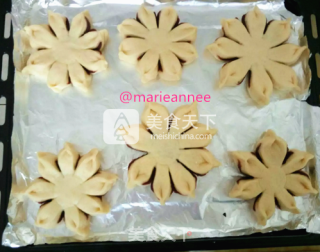 手工揉面豆沙花朵面包的做法步骤：25