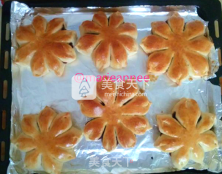 手工揉面豆沙花朵面包的做法步骤：29