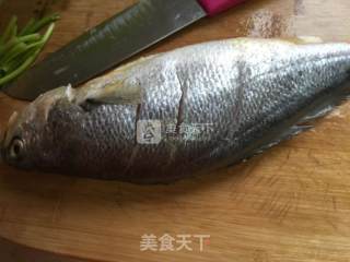 豆豉蒸黄鱼的做法步骤：1