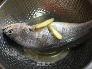 豆豉蒸黄鱼的做法步骤：2