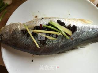 豆豉蒸黄鱼的做法步骤：3