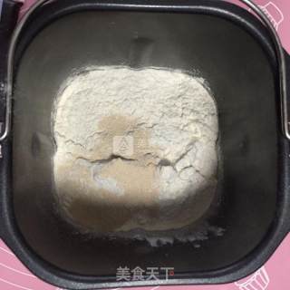 豆沙花面包的做法步骤：2