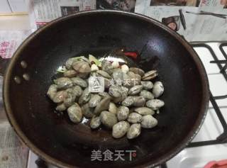 香辣花蛤炒年糕的做法步骤：5