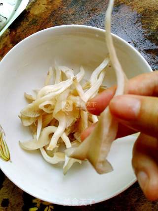 鲜味平菇鲫鱼汤的做法步骤：2