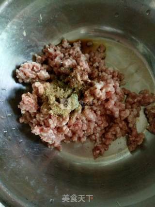 “西红柿胡萝卜牛肉酱”牛肉酱拌饭的做法步骤：1