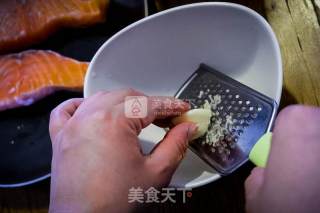 罗勒香蒜烤三文鱼的做法步骤：2